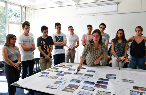 Groupe d'étudiants participant à une fresque du climat